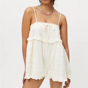 UO Ruffle Me Up Romper (white) XS